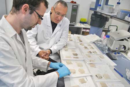Los investigadores Carlos Díaz y Tzanko Tzanov, investigador del Grupo de Biotecnología Molecular e Industrial de la UPC, con muestras de alfombra ecológica. Los investigadores Carlos Díaz y Tzanko Tzanov, investigador del Grupo de Biotecnología Molecular e Industrial de la UPC, con muestras de alfombra ecológica.