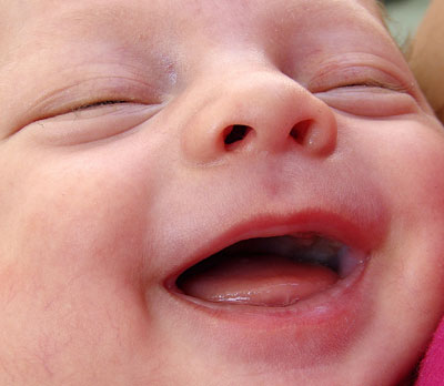 Bebé sonriendo Bebé sonriendo