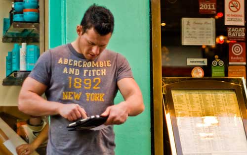 Con el tablet en la calle Con el tablet en la calle