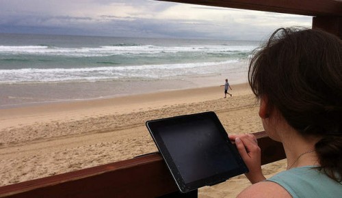 Con el tablet en la playa.